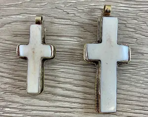 Colgante de hueso de búfalo y camello clásico hecho a mano, colgantes cruzados de hueso cortados a mano únicos para cristianos y católicos, Ágata - Product Image 2