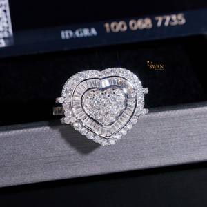 แหวนเพชรโมอิสซาไนต์ทรงหัวใจสีทองทึบ10K ที่สวยงามพร้อมฮาโลและบาแกตต์ของขวัญวันครบรอบแต่งงานสำหรับเจ้าสาว - Product Image 1