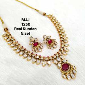 Charmant collier ethnique Kundan pour les mariées avec des designs personnalisés à la mode parfait pour les boutiques de bijoux haut de gamme - Product Image 2