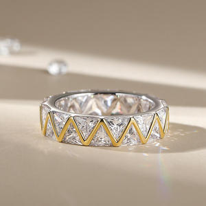 แหวนแฟชั่นผู้หญิงเงินแท้สองสีประดับเพชรซิร์คอนทรง Trillion Cut รุ่น Eternity Band ยี่ห้อ Jeulia - Product Image 4