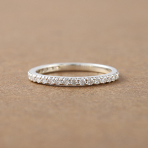 Anillo de regalo de banda de boda de lujo con ajuste de media eternidad de diamante cultivado en laboratorio de corte redondo de platino para mujer IGI - Product Image 6