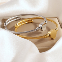 Vente en gros de bracelets ouverts en métal punk en fil métallique plaqué or 18 carats bracelets élastiques en acier inoxydable avec cœur d'amour