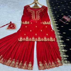 Conjunto Sharara de Terciopelo Viscosa para Fiesta con Top Bordado con Microaplicaciones, Parte Inferior Cosida y Dupatta con Potli - Product Image 5