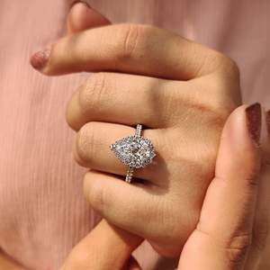 Bague de fiançailles en diamant taille ronde avec halo en forme de poire, style élégant - Product Image 3