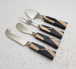 Ensemble de cuisine 3 pièces Ustensiles à fromage en résine Poignée créative et acier inoxydable avec couteau à fromage plaqué argent et épandeur - Product Image 5