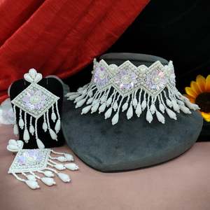 Ensemble de collier de perles minimaliste fabriqué à la main pour un usage quotidien et des occasions spéciales sûr à porter pendant de longues heures - Product Image 2