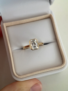 Bangin Bezel Radiant Edition 2 Carats Moissanite de laboratoire cultivée EF VVS Clarté Finition polie Certifié IGI Coupe Fiançailles Fête 925 - Product Image 4