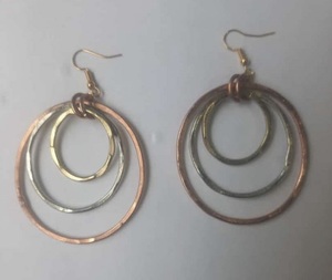 Elegantes pendientes de onda chapados en oro brillante, joyería de moda de latón delicado para mujeres con diseño curvo de moda de F S International - Product Image 6