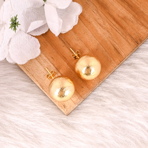 Vente en gros Lot de 25 paires de boucles d'oreilles élégantes en laiton plaqué or avec boule chic, bijoux tendance pour fiançailles, mariage et cadeaux pour femmes - Product Image 2