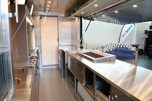 Camión de Comida Móvil Iveco de Alta Calidad, Camioneta de Comida de Acero Inoxidable, Remolque de Comida Motorizado, Vehículo de Servicio al Aire Libre - Product Image 3