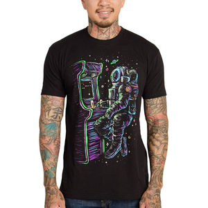 Camiseta Negra de Manga Corta para Hombre con Estampado de Astronauta Jugando a Videojuegos, Corte Regular, Trackstar OEM, Marca Privada TSI-G05-P0086 - Product Image 1