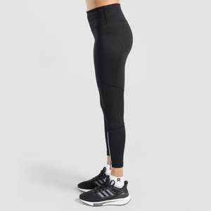 กางเกงโยคะ Ignite Fit Black Tie Dye แบบถัก ทรงสปอร์ต กระชับสัดส่วน ช่วยเก็บหน้าท้อง อุ่นสบาย ผลิตจากไนลอนและสแปนเด็กซ์ พร้อมโลโก้ที่เอว - Product Image 3