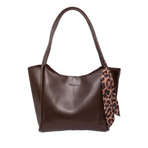 Sac à bandoulière en cuir de vachette avec détail foulard, sac à main grainé de 24 pouces - Product Image 1