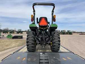 Tracteur à roues 4x4 John Deere 2032R NEUF/OCCASION 32 CV avec moteur et pompe pour le labour, le travail du sol, le transport et une utilisation agricole multifonctionnelle - Product Image 5