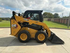 Chargeuse compacte sur pneus diesel CAT 242D3 d'occasion pour la manutention des matériaux et les travaux de construction - Product Image 2