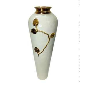 Florero Moderno de Aluminio con Forma Única, Chapado en Oro, Estilo Minimalista de Lujo, el Adorno para el Hogar Más Exigente - Product Image 2