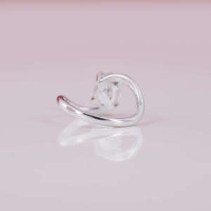 Bague de fiançailles en diamant de laboratoire à taille ovale avec halo dissimulé, design personnalisé fait main en or blanc 18 carats - Product Image 5