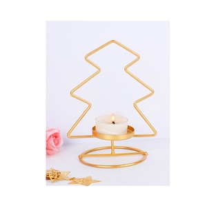Candelabro de Metal Clásico, Decoración de Iluminación de Mesa de Inspiración Vintage para un Estilo de Interior de Hogar Tradicional, Ambiente Cálido - Product Image 1