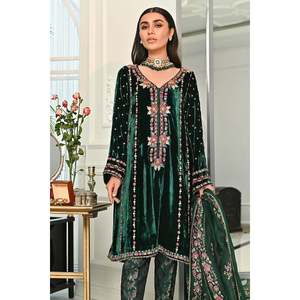 Ensemble de costume pour femmes par Lylah - Product Image 2
