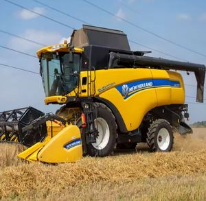Discover quality New holland CX7090 combine <b>harvester</b> builds equipped with an FPT Cursor 9 engine and a deluxe cab zone - Product Image 4