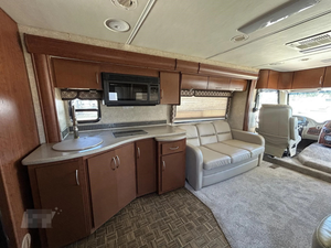 Autocaravana Usada en Excelentes Condiciones, Modelo T-H-O-R M-O-T-O-R 31V 2010, Alto Rendimiento, 36 pies de Largo, 2000 kg de Carga Útil, Acero Inoxidable Oscuro, Plegable - Product Image 3