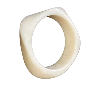 Sofisticato Bracciale in Resina Effetto Marmo Bianco Nuvola con Forma Scultorea Asimmetrica – Gioielli Minimalisti Contemporanei per Donne - Product Image 3