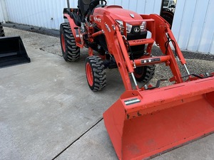 Mini Tractor Kubota BX23SLB Usado con Cortadora de Césped y Cargador Frontal - Product Image 3