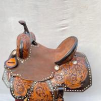 Ensemble de selle western haut de gamme personnalisable en cuir véritable pour barrel racing, avec cadre en bois et motifs artistiques |   Raccords en acier inoxydable façonnés à la main