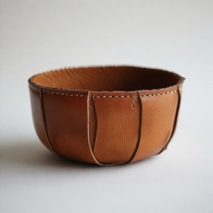 Pot en cuir gracieusement conçu en petite forme ajoutant une chaleur botanique aux maisons avec des tons et une texture naturels - Product Image 5