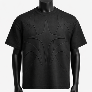Camiseta de hombre negra de algodón con panel en relieve personalizado, estilo streetwear, corte y confección 3D, manga corta, a la moda, con cuello ringer. - Product Image 1
