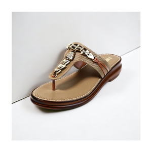 Prix de gros Sandale décontractée avec charme et confort avec semelle en PU souple et détail de broche élégante Tailles et emballage personnalisés - Product Image 1