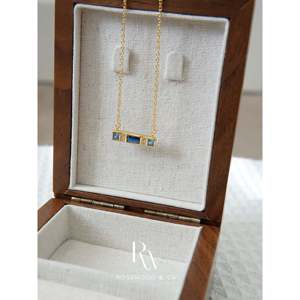 Collana con Ciondolo a Barra con Diamante Blu Taglio Baguette Placcata Oro 18K, Catena a Maglia Trendy, Regalo per Lei, Regalo per la Mamma - Product Image 1