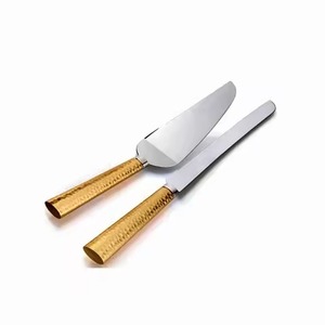 Couteau à gâteau à manche martelé et ensemble de serveur pour les événements élégants de fête de mariage - Product Image 1
