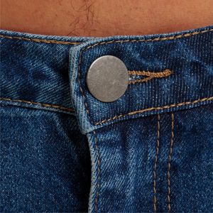 กางเกงยีนส์ผู้ชายทรงปกติสีน้ำเงินเข้มสไตล์ผ่อนคลายขาพร้อมรายละเอียดแบรนด์และการออกแบบที่สะดวกสบายบริการ OEM - Product Image 4