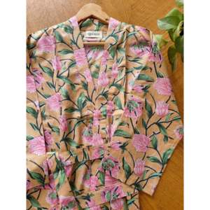Robe de plage ample à manches longues et col en V en 100 % coton, motif Hibiscus, avec ceinture – Accessoire de maillot de bain irrésistible - Product Image 1