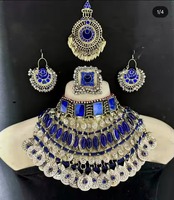 Ensemble de bijoux afghans Kuchi bleu royal avec un collier imposant orné de grandes pierres carrées et des boucles d'oreilles assorties