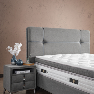 Ensemble de chambre à coucher contemporain sophistiqué avec design haut de gamme, construction robuste, grand espace de garde-robe, lit confortable et tables de chevet chics - Product Image 3