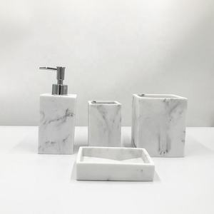 Ensemble de sculptures de table en résine écologiques peintes à la main de luxe en 4 pièces pour la décoration de la maison - Product Image 2