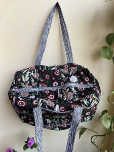 Fabricant et grossiste de sacs de sport matelassés personnalisés Floral Weekender avec broderie Fashion Style Canvas Fermeture à glissière - Product Image 3