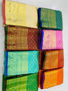 Özel yapılmış brokar ipek sarees düğün hediyeleri olarak kullanım için uygun ve çiçek sınır tasarımında kumaş mağazaları tarafından yeniden satış için ideal