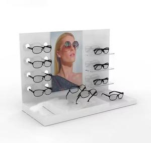 แท่นวางและชั้นวางแว่นกันแดดอะคริลิกจัดแสดงดีไซน์ร้านแว่นตาทันสมัยและสภาพแวดล้อมการค้าปลีกที่เป็นระเบียบ - Product Image 2