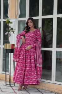 Vestido de Anarkali de la mejor calidad con diseño antiguo con Dupatta para estilizar disponible a precios de exportación desde India - Product Image 3
