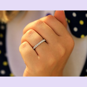 Nouveaux arrivages Bague de mariage à griffes partagées en moissanite ronde Vente en gros de bijoux personnalisés Bagues en or massif 14 carats pour femmes - Product Image 1