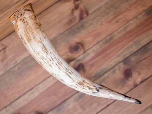 Corne à boire viking avec symbole Val Knut Idéal pour les festivals et la décoration Capacité de 250 à 500 ml Longueur de 28 à 35 cm Qualité artisanale - Product Image 2