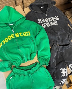 Ensemble de survêtement vintage deux pièces pour femmes, coupe courte, en polyester épais, avec logo personnalisé, pantalon de jogging et fermeture éclair effet usé - Product Image 5