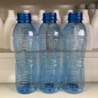 Botella de agua de plástico PET azul de 500ML al por mayor con tapa de filtro popular botella de diseño personalizado muestra gratis FÁBRICA DE Vietnam