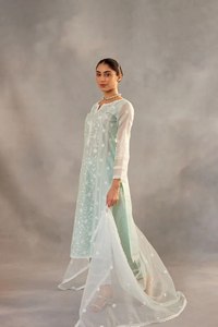 Pantalon Kurti brodé élégant Dupatta Set Organza avec intérieur et pantalon en dentelle crêpe, tailles en gros en vrac de qualité supérieure - Product Image 4