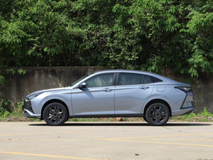 SUV Compacto Usado con Motor de Alta Eficiencia y Distancia Entre Ejes de 2680 mm, Vehículo Eléctrico Híbrido Moderno, Sin Accidentes - Product Image 2