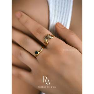 Anello Sigillo Celestial Gold Sunburst con Intarsio Inossidabile, Anello Impilabile di Tendenza con Design Sole e Stella, Regalo per Lei - Product Image 3