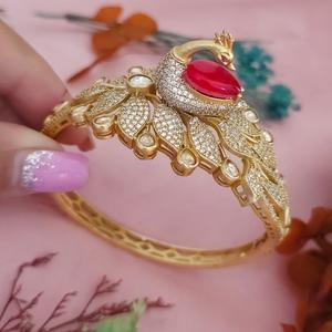 Bracelet de haute qualité avec finition dorée et pierres scintillantes, idéal pour les occasions modernes et traditionnelles, à porter pour les femmes et les filles - Product Image 1